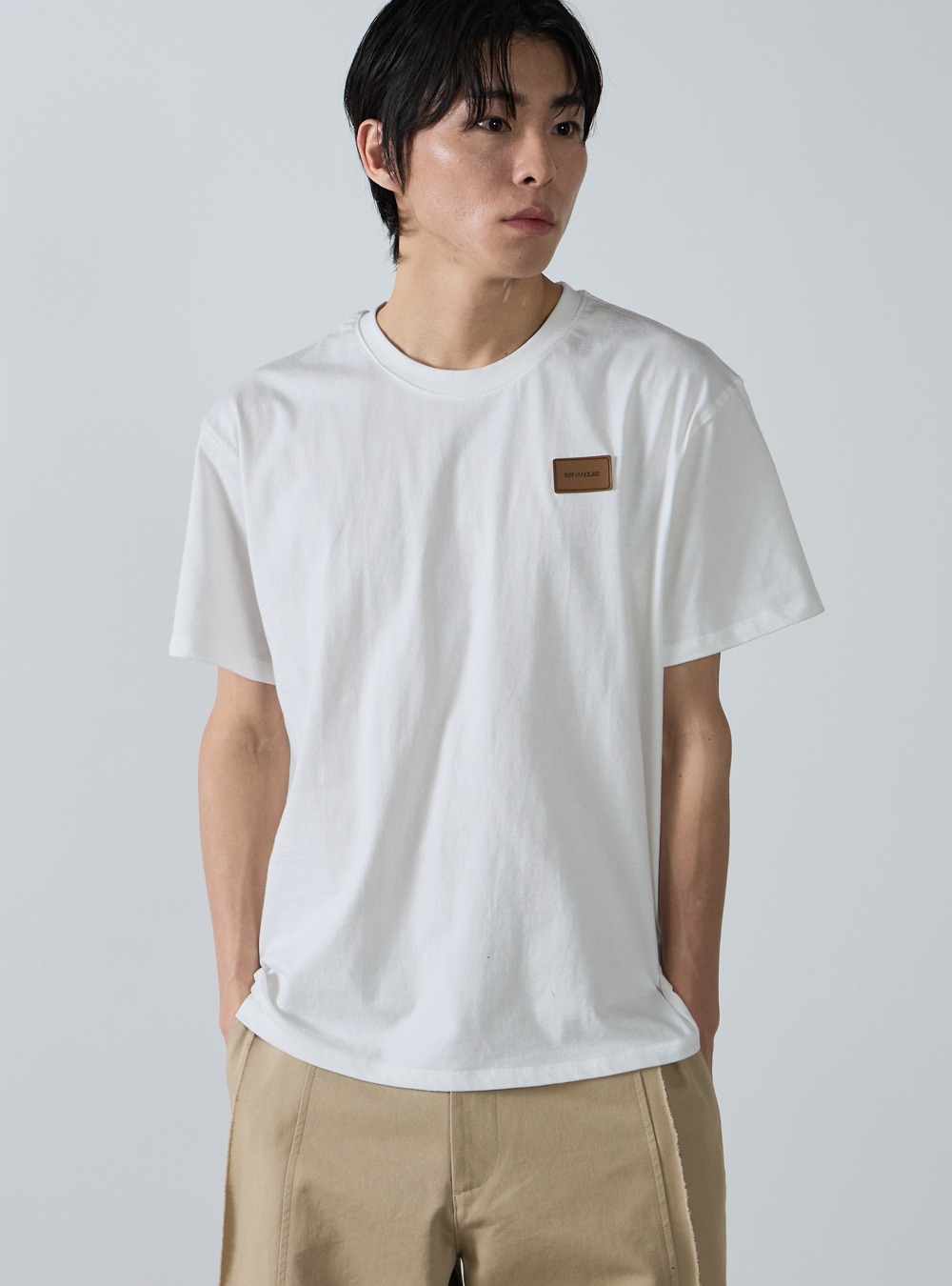 에센셜 레더 라벨 티셔츠 화이트Essential leather label T-shirt white