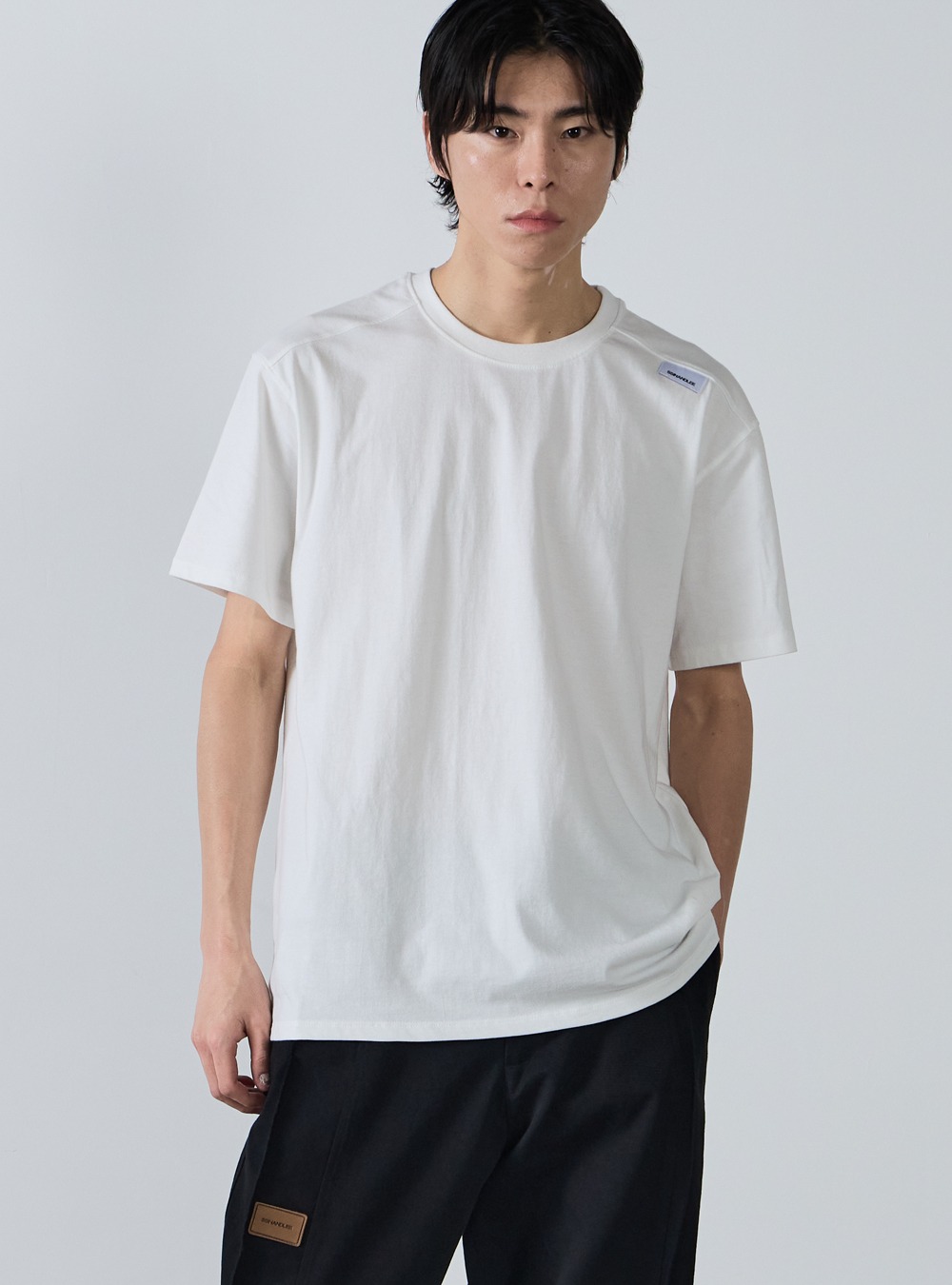 에센셜 숄더 라벨 티셔츠 화이트Essential shoulder label T-shirt white