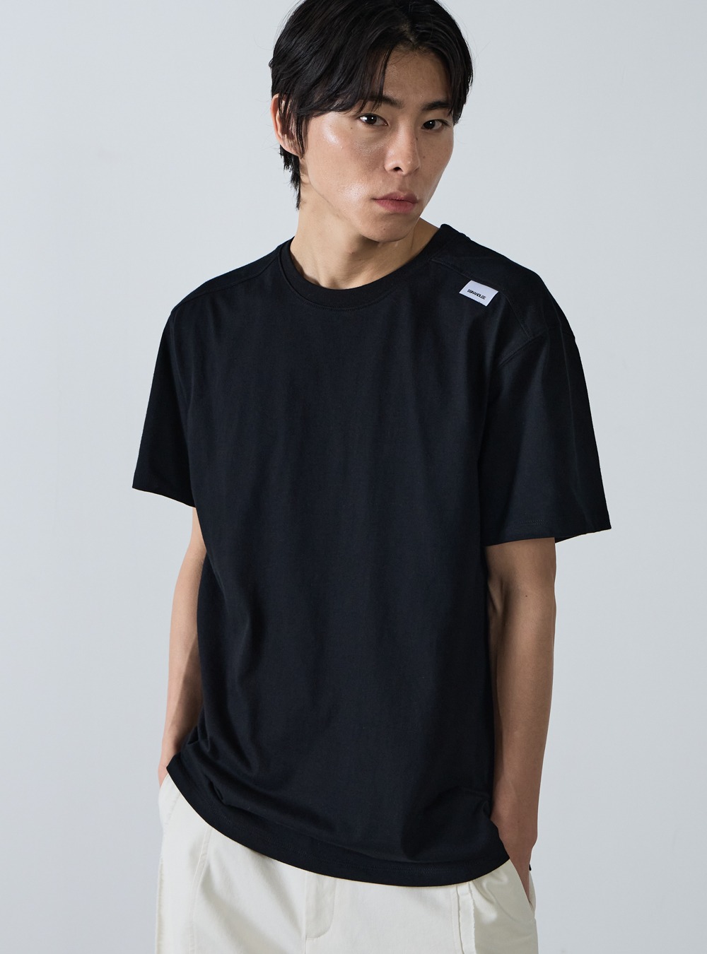 에센셜 숄더 라벨 티셔츠 블랙Essential shoulder label T-shirt black